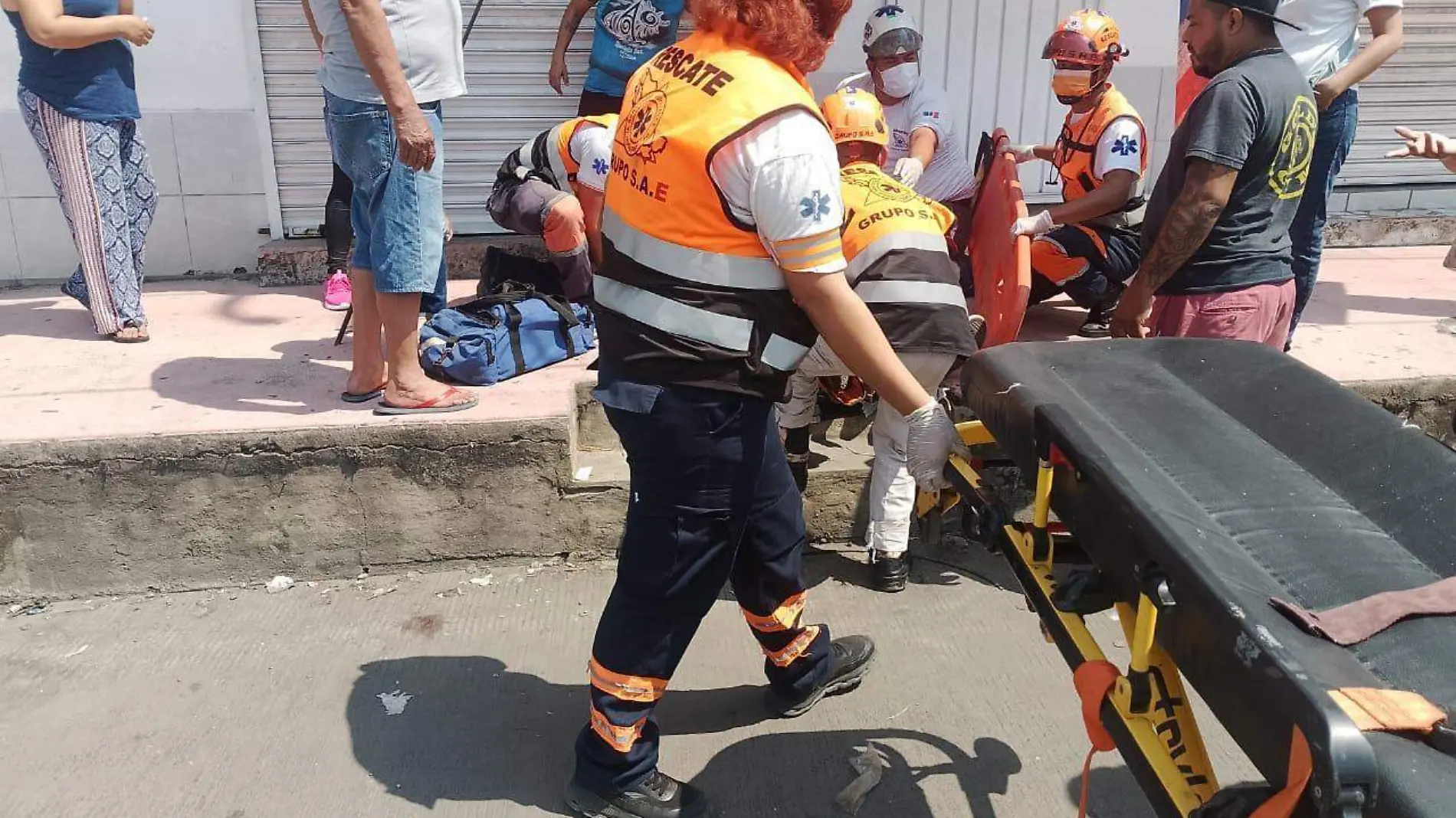 paramedicos atendiendo a lesionado